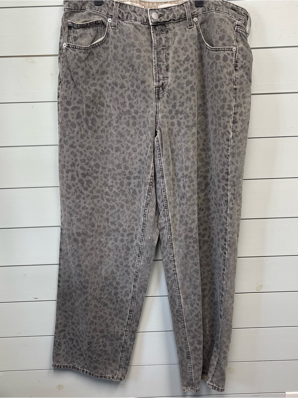 Universal Threads baggy wide leg cheetah print jeans women's size 17